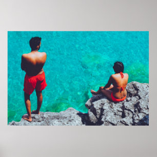 Mann und Frau sitzen auf einem Felsbrocken in der  Poster