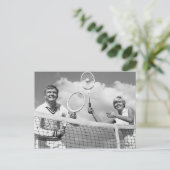 Mann und Frau spielen Tennis Postkarte (Stehend Vorderseite)