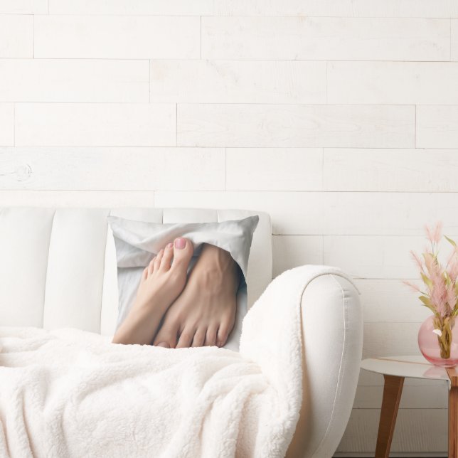 Mann und Frauenfuß auf einem weißen Bettblech Kissen (Liege)