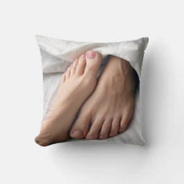 Mann und Frauenfuß auf einem weißen Bettblech Kissen