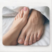 Mann und Frauenfuß auf einem weißen Bettblech Mousepad (Vorne)