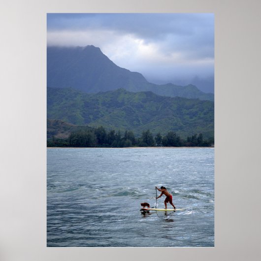 Mann und Hund auf Paddleboard in der Hanalei Bay Poster (Vorne)