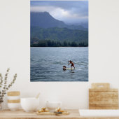 Mann und Hund auf Paddleboard in der Hanalei Bay Poster (Küche)