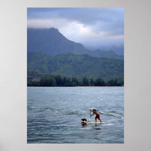 Mann und Hund auf Paddleboard in der Hanalei Bay Poster (Vorne)