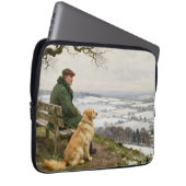 Mann und Hund genießen das Winterlandschaftspanora Laptopschutzhülle (Vorne Rechts)