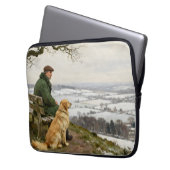 Mann und Hund genießen das Winterlandschaftspanora Laptopschutzhülle (Vorderseite Links)