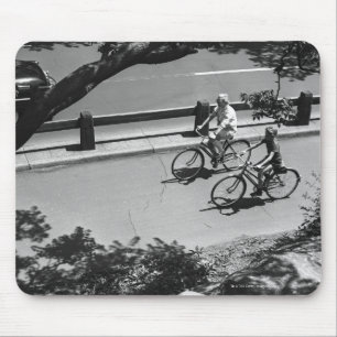 Mann und Junge beim Radfahren Mousepad