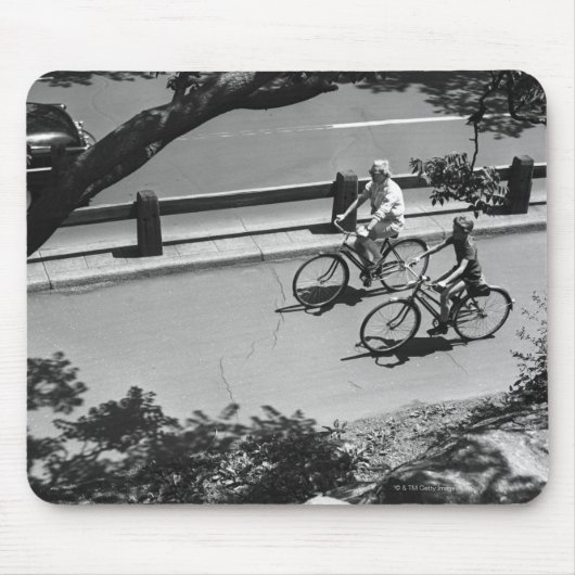 Mann und Junge beim Radfahren Mousepad (Vorne)