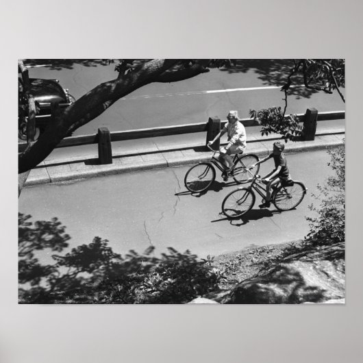 Mann und Junge beim Radfahren Poster (Vorne)