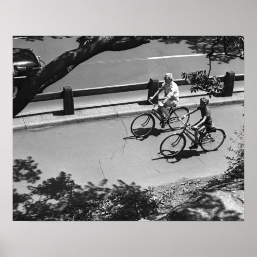 Mann und Junge Radfahren Poster (Vorne)