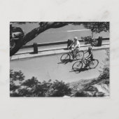 Mann und Junge Radfahren Postkarte (Vorderseite)