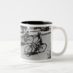 Mann-und Jungen-Radfahren Zweifarbige Tasse