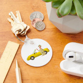 Mann und sein gelber Schlüsselanhänger