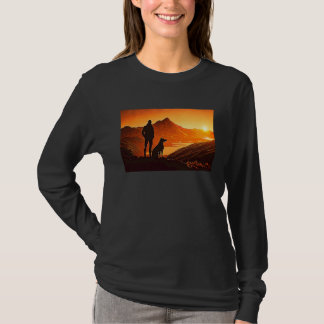 Mann und sein Hund betrachten den Sonnenuntergang T-Shirt