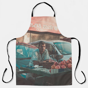 MANN VENING APPLES NEAR PARKED CARS SCHÜRZE