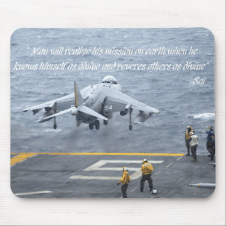Mann verwirklicht seinen Auftrag auf Erde Mousepad