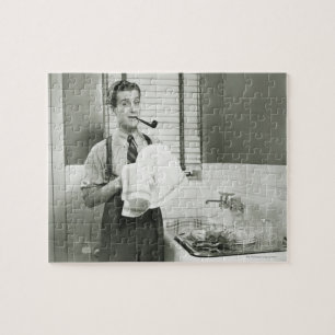 Mann wäscht Geschirr Puzzle