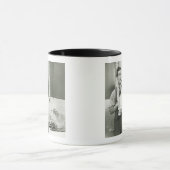 Mann wäscht Geschirr Tasse (Zentrum)