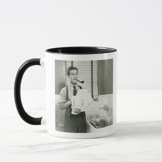 Mann wäscht Geschirr Tasse (Links)