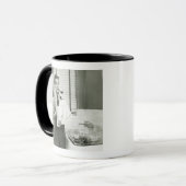 Mann wäscht Geschirr Tasse (Vorderseite Links)