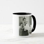 Mann wäscht Geschirr Tasse (VorderseiteRechts)
