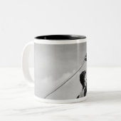 Mann-werfender Speer Zweifarbige Tasse (Vorderseite Links)