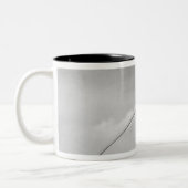Mann-werfender Speer Zweifarbige Tasse (Links)