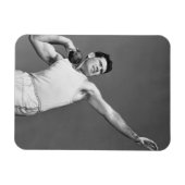 Mann wirft Shotput Magnet (Horizontal)
