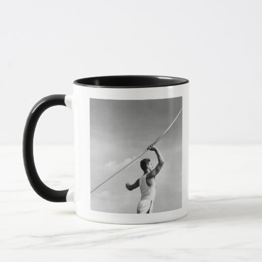 Mann wirft Speer Tasse (Links)