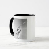 Mann wirft Speer Tasse (Vorderseite Links)