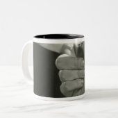 Mann-Zeigen Zweifarbige Tasse (Vorderseite Links)