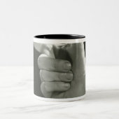 Mann-Zeigen Zweifarbige Tasse (Mittel)