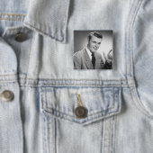 Mann zeigt 2 button (Beispiel)