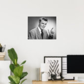 Mann zeigt 2 poster (Heimbüro)