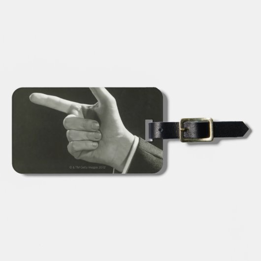 Mann zeigt gepäckanhänger (Vorderseite horizontal)
