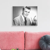 Mann zeigt leinwanddruck (Insitu (Wohnzimmer))