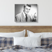 Mann zeigt leinwanddruck (Insitu (Schlafzimmer))