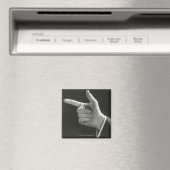 Mann zeigt magnet (In Situ (Geschirrspüler))