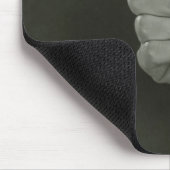 Mann zeigt mousepad (Ecke)