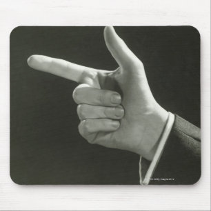 Mann zeigt mousepad