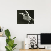 Mann zeigt poster (Heimbüro)