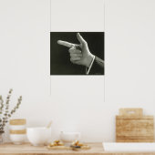 Mann zeigt poster (Küche)