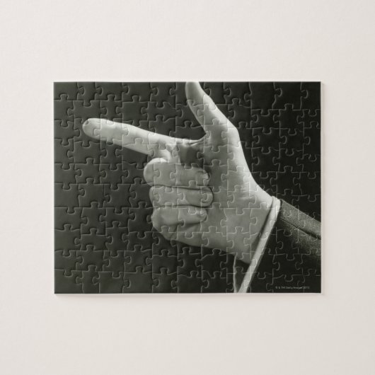 Mann zeigt puzzle (Horizontal)