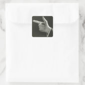 Mann zeigt quadratischer aufkleber (Tasche)