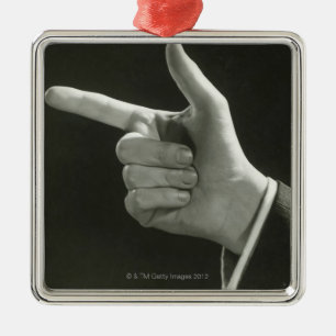 Mann zeigt silbernes ornament