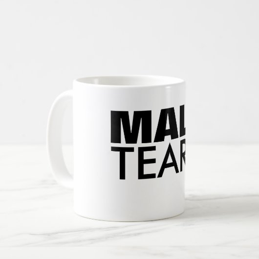 Mann zerreißt Kaffeetasse (Vorderseite Links)