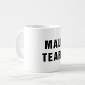 Mann zerreißt klassische Tasse (Vorderseite Links)
