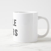 Mann zerreißt riesige Tasse (Rechts)