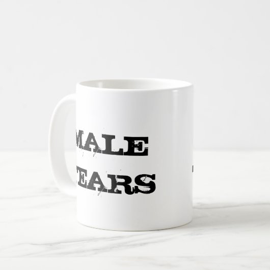 Mann zerreißt Tasse (Vorderseite Links)