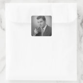 Mann zündet Zigarette an Quadratischer Aufkleber (Tasche)